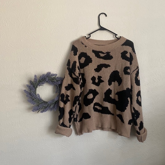Sweaters - Neutral cheetah print sweater